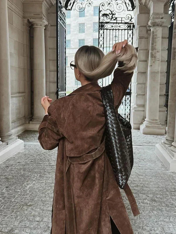 Sacha Havre | LE TRENCH CHIC EN DAIM DOUX