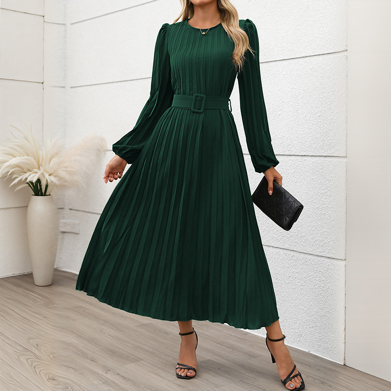 Élégante robe mi-longue à manches longues et plissée, avec ceinture