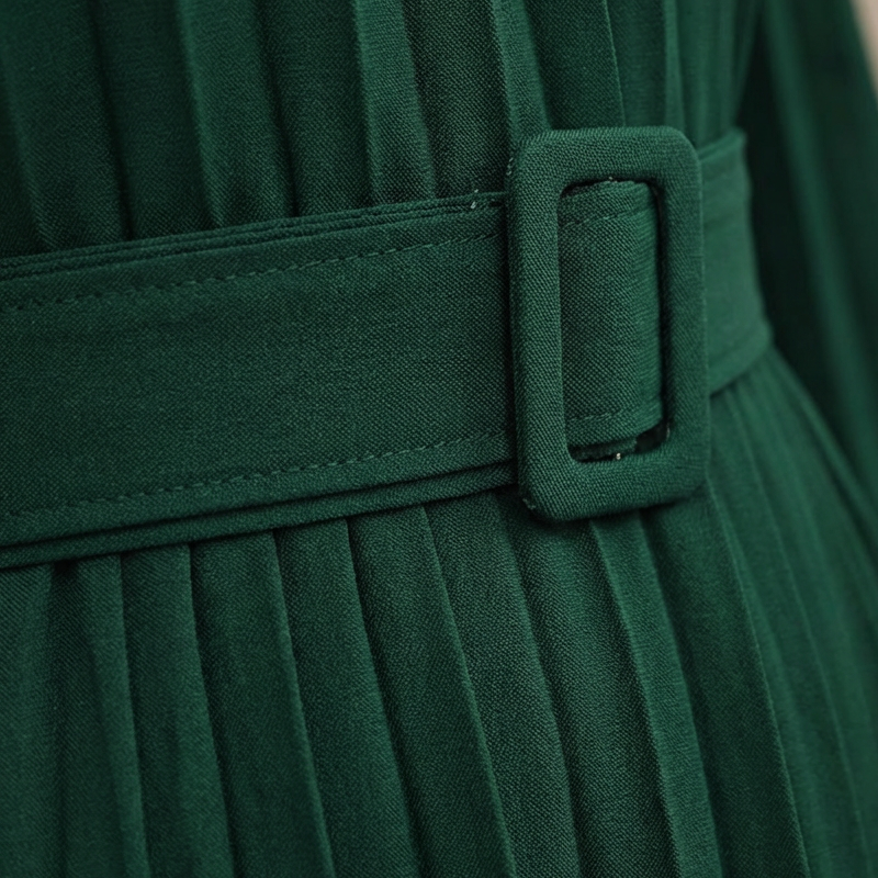Élégante robe mi-longue à manches longues et plissée, avec ceinture