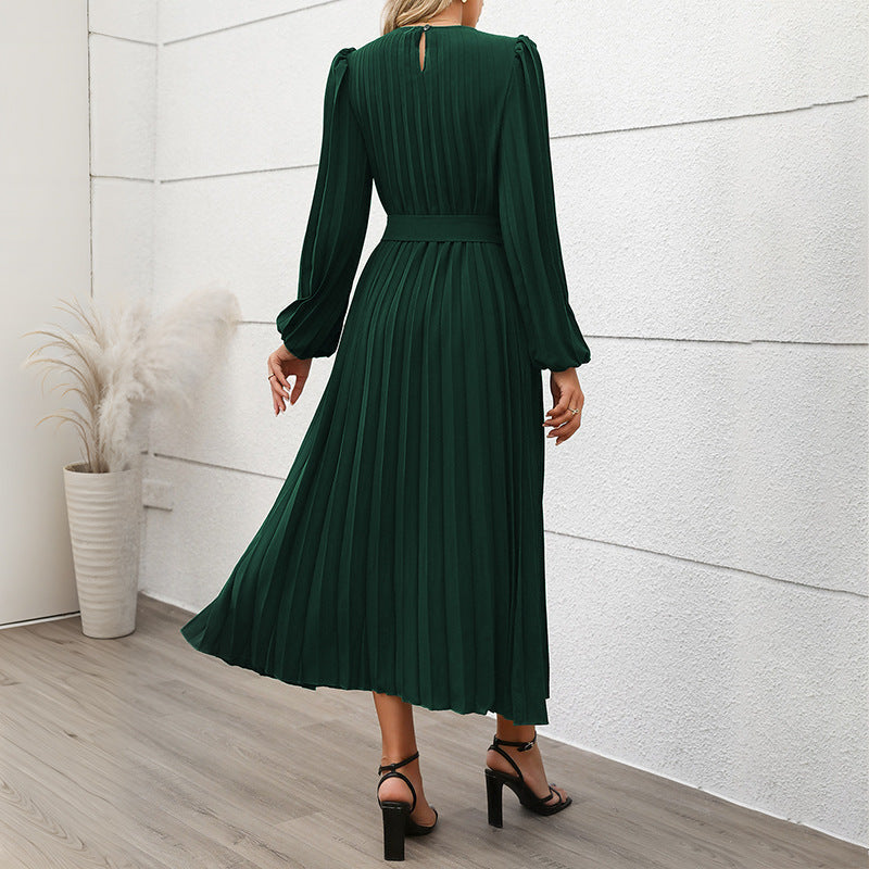 Élégante robe mi-longue à manches longues et plissée, avec ceinture